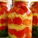 Неймовірно смачний рецепт маринованих помідорів з капустяним салатом