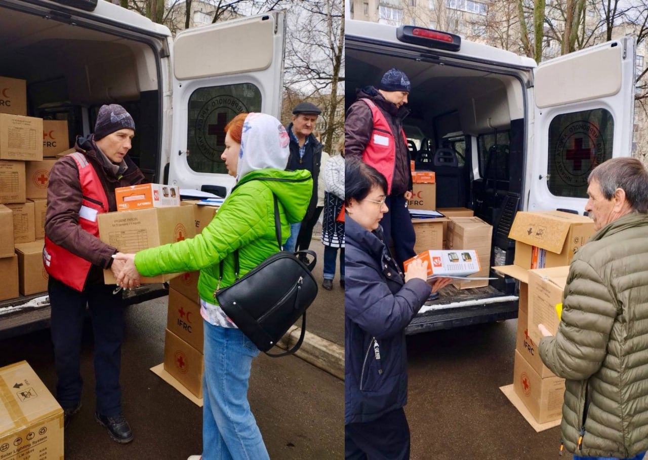 Гігієнічні набори та набори для освітлення від Червоного Хреста